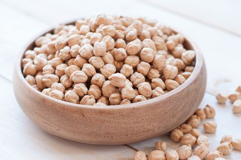 chick-pea on white wooden background Soak Chickpeas, Cook Dried Chickpeas, Soaking Chickpeas, Cooking Garbanzo Beans, How To Cook Squash, Dried Chickpeas, Cooking Spinach, Middle Eastern Cuisine, Cooking With Ground Beef