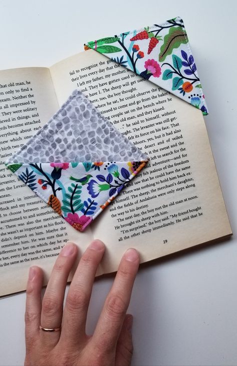 How To Make Quick & Easy Fabric Book Marks - Fabric Book Marks, Syprosjekter For Nybegynnere, Tips Menjahit, Fabric Bookmarks, Penanda Buku, Summer Mantle, Scrap Fabric Projects, Sewing Machine Projects, Beginner Sewing Projects