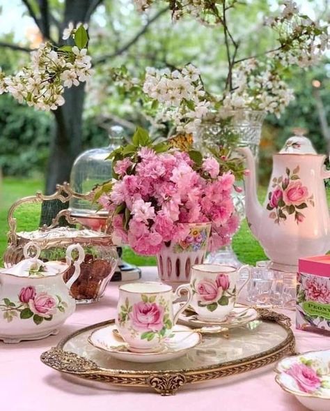 High Tea Wedding, Victorian Tea Party, Tea In The Garden, Vintage Tea Parties, Tea Party Table, Spring Shower, Beautiful Table Settings, Tea Party Garden, Tea Garden