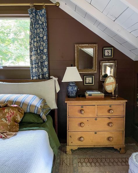 Hayes Cottage (@hayes.cottage) • Instagram photos and videos Craftsman Cottage Interiors, Cottage Core Bedding, Hygee Home, Fishermans Cottage, Craftsman Cottage, Cosy House, Attic Room, Country Living Magazine, Cottage Interior