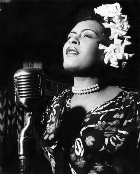 Billie Holiday (born Eleanora Fagan) April 7, 1915 – July 17, 1959) was an American jazz singer and songwriter. Billy Holiday, Arte Jazz, Lady Sings The Blues, Strange Fruit, Jane Russell, First Ladies, Blues Musicians, Flowers In Her Hair, Mae West