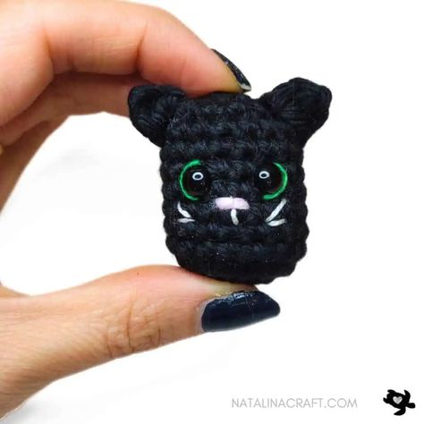 No-sew Crochet black cat - Free pattern - Natalina Craft Mini Crochet Amigurumi, Crochet No Sew, Crochet Black Cat, Thanksgiving Crochet, Crochet Bat, Crochet Black, Cat Crochet, Halloween Crochet Patterns, Mini Crochet