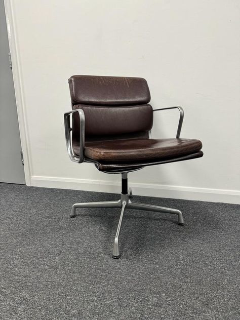 Office Design Inspiration, Soft Chair, Used Office Furniture, Charles Eames, Home Office Setup, Office Setup, Leather Chair, Interior Lighting, Office Design