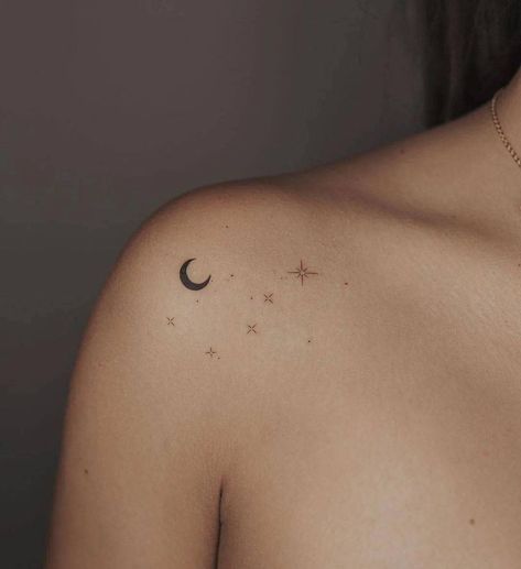 Night Sky Tattoos, Luna Tattoo, Clavicle Tattoo, Sky Tattoos, Simple Tattoos For Women, Omerta Tattoo, Geniale Tattoos, Shoulder Tattoos For Women, Aesthetic Tattoo