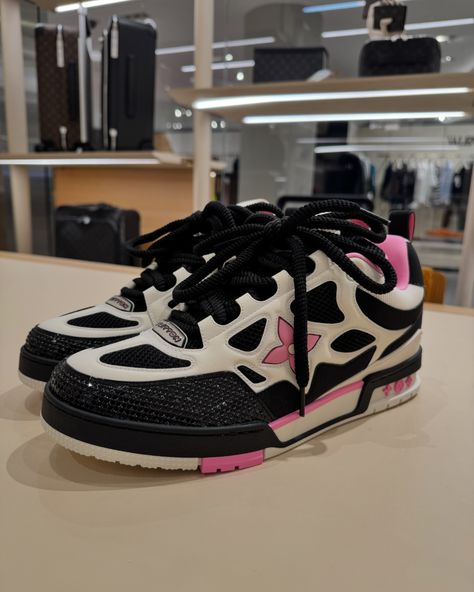 The LV Skate sneaker comes in a mix of materials and a black and white palette illuminated by pops of color. Inspired by Nineties' skate shoes, this model features thick cotton laces and an exaggerated, padded collar and tongue. Key details include a Monogram Flower on the side and an LV Vuitton signature on the tongue. #leaguefits #louisvuitton #louisvuittonbags #louisvuittonbag #louisvuittonaddict #louisvuittonlover #lvcommunity #lvworld #leaguefits #hypebeast #saks #fashionblogger #lvmono... Lv Skate Sneaker, Sneaker Outfits Women, Skate Sneakers, Black Louis Vuitton, White Palette, Model Features, Louis Vuitton Shoes, Sneakers Outfit, Key Details