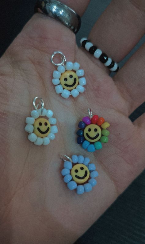 Smiley Beads Bracelet, Beads Craft Kids, Smiley Beads, Smiley Face Beads, Bead People, Bead Flowers, Bead Charms Diy, Fake Piercing, Bead Ideas