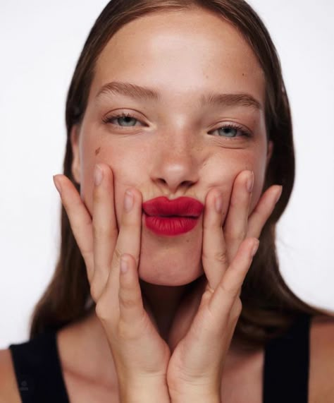 Red Lip Makeup Look, Classic Eyeliner, Red Lips Makeup Look, Beauty Content, Identity Crisis, Red Lip Makeup, Beauty Photoshoot, Model Face, Beauty Shoot