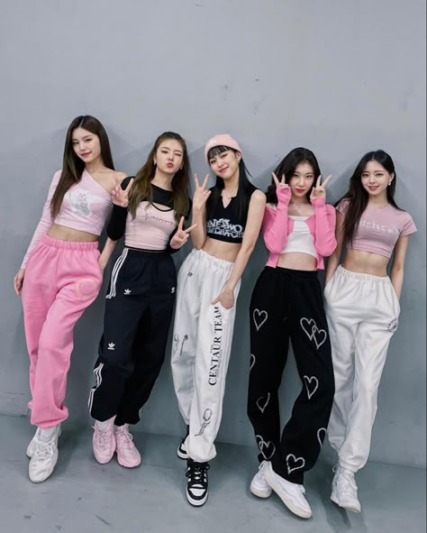 Kpop Dance Practice Outfits, Kpop Dance Outfits, Itzy Pics, Dance Style Outfits, Dance Outfits Practice, Dancers Outfit, Practice Outfits, Dance Fashion, Dance Practice