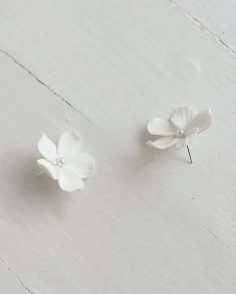 Dainty Polymer Clay Earrings, Clay Wedding Earrings, Etsy Shop Branding, Polymer Flowers, Clay Keychain, Polymer Clay Flower Jewelry, Diy Earrings Polymer Clay, Polymer Clay Jewelry Diy, Polymer Crafts