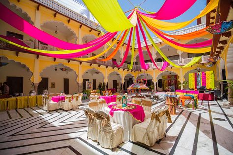 Bright & colorful Rajasthani-themed Mehndi Decor! #wedding #indianwedding #mehndi #mehndidecor #decorinspirations #rajasthani #colorful #theweddingscript Mehndi Ceiling Decor, Rajasthan Wedding Decor, Rajasthani Decoration Ideas, Rajasthani Theme Decoration, Rajasthani Wedding Decor, Mehndi Theme Ideas, Jungle Tent, Mehndi Function Decoration, Rajasthani Theme