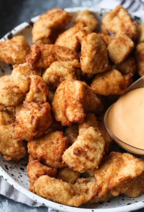 Chick Fil A Recipe Copycat, Fried Chicken Nuggets, Chick Fil A Nuggets, Dipping Sauces For Chicken, Homemade Chicken Nuggets, Chicken Nugget Recipes, Chicken Chunks, Nuggets Recipe, Chicken Bites