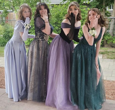 Funny Prom Pictures, Tangled Prom, Funny Prom, Prom Pic Ideas, Group Photo Ideas, Prom 23, Prom Picture Poses, Prom Picture, Prom Photoshoot