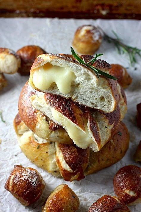 Mozzarella Stuffed Rosemary and Parmesan Soft Pretzels Soft Pretzels, Think Food, Bread Rolls, Bagels, Pretzels, Finger Food, Tortillas, High Tea, I Love Food