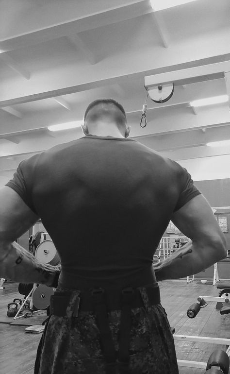 Body Mens Aesthetics, Tall Dark And Handsome Men Aesthetic, Back Aesthetic Men, Men Back Muscles Aesthetic, Back Muscles Male Aesthetic, Guy Aesthetic Faceless, Broad Shoulders Men, Big Boy Aesthetic, Back Muscles Men