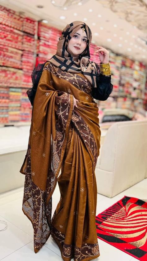 Saree With Hijab, Hijab Queen, Pakistani Makeup, Snapchat Makeup, Saree Pattern, Dress Kurti, Hijabi Brides, Muslim Brides, Embroidery Motif