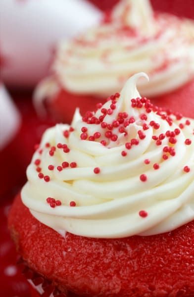 Easy Red Velvet Cupcakes, Velvet Cupcake Recipe, Red Velvet Muffins, Vegan Red Velvet Cupcakes, Buttermilk Recipe, Red Velvet Cupcakes Recipe, Craft Cottage, Christmas Baking Cookies, Vegan Wedding Cake