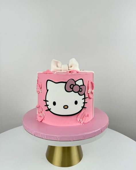 Mini hello kitty cake 🍰 Mini Hello Kitty, Kitty Cake, Hello Kitty Cake, Cat Cake, Mini Mini, Hello Kitty, Pastel, Kitty, Cake