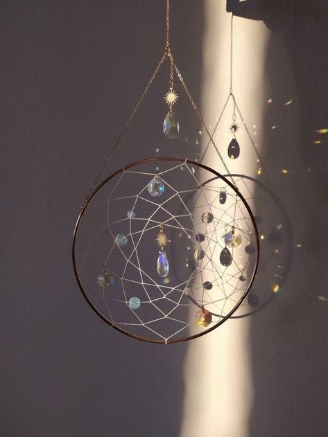 Dreamcatcher Ideas, Crystal Suncatchers Diy, Suncatcher Diy, Dream Catcher Craft, Dream Catcher Diy, Pola Sulam, Crystal Suncatchers, Diy Creative Crafts, Garden Art Diy