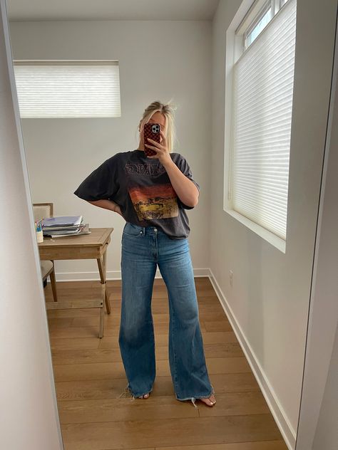 Good American Skate Jeans, Skater Mom Style, Good American Jeans Outfits, Skate Jeans Outfit, 90s Relaxed Jeans Outfit, Wardrobe Inventory, Aw Style, Bre Sheppard, 90s Jean