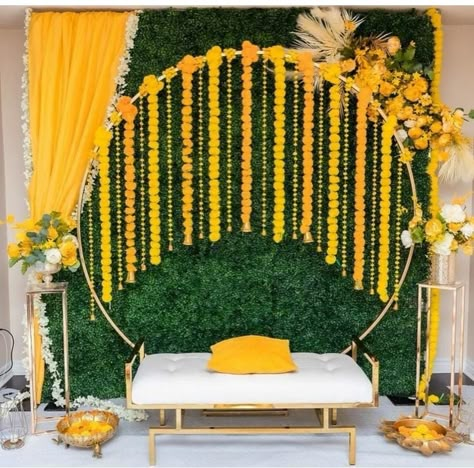 Noolukettu Ceremony Decoration, Valakappu Decoration, Backdrop Flower Decorations, Mehndi Decoration Ideas At Home, Mehndi Backdrop, Haldi Backdrop, Mehendi Decoration, Mehndi Decoration, Minimal Wedding Decor