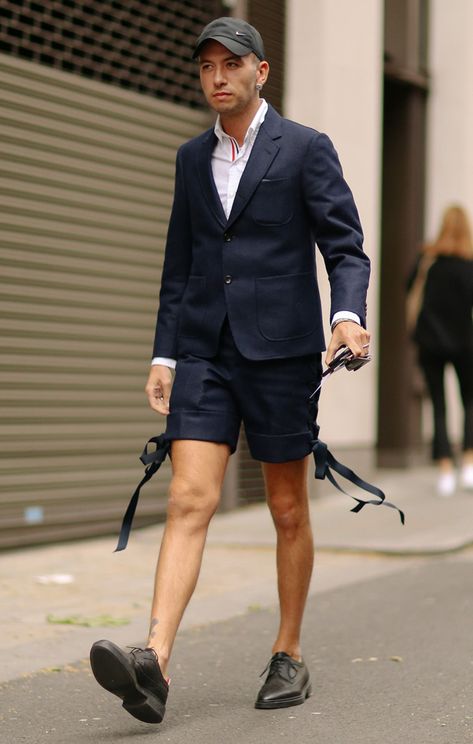 Formal Shorts Outfit Men, Outfit Jas Pria, Outfit Jas, Men's Street Style Photography, Streetwear Spring, Men's Fashion Tips, London Fashion Week Mens, Mens Shorts Outfits, Black Men Hairstyles