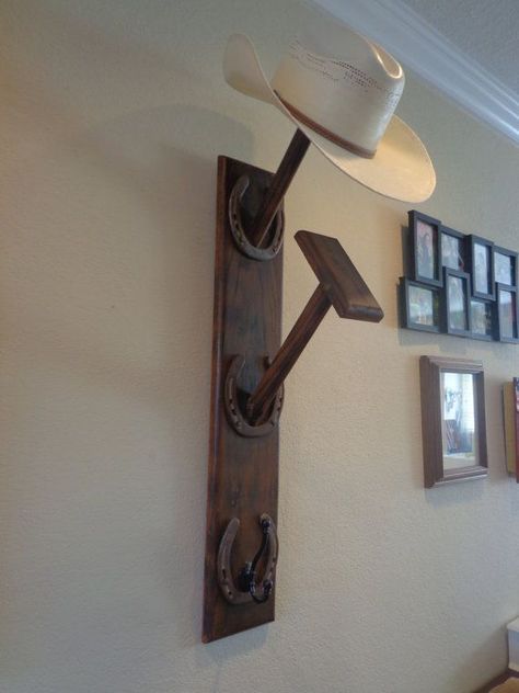 Diy Cowboy Hat Rack, Hat Rack Ideas, Diy Hat Rack, Cowboy Hat Rack, Horseshoe Projects, Diy Coat, Uk Basketball, Horseshoe Crafts, Hat Holder