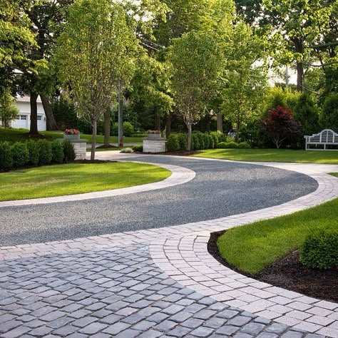 Pea Gravel Driveway - Photos & Ideas | Houzz Front Sidewalk Landscaping, Side Of Driveway Landscaping, Driveway Landscaping Ideas, Landscape Driveway, Gravel Driveway Landscaping, Driveway Entrance Landscaping, Paved Driveway, Cobblestone Driveway, Driveway Ideas