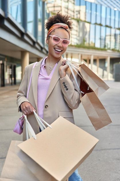 Shopping Bag Photoshoot, Shopping Bag Photography, Woman With Shopping Bags, Shopping Photoshoot, Shopping Vibes, Shopping Ads, Lady Shopping, Woman Shopping, Shopping Pictures