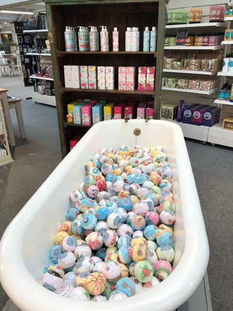 Bath Bomb Display Ideas, Lush Store, Bath Bomb Packaging, Massage Room Decor, Herbal Store, Handmade Soap Recipes, Natural Skin Care Remedies, Candle Bar, Bath Stuff