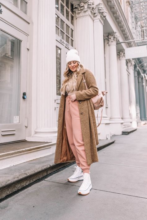 Neutral athleisure style in New York via @daniellegervino | #winterstyle #neutralstyle #streetstyle #athleisure Converse Run Hike Outfit, Converse Run Star Hike Street Style, White Joggers Outfit, Converse Hike, Converse Run Star Hike Outfit, Winter Athleisure Outfits, Black Joggers Outfit, Neutral Athleisure, Hike Outfit