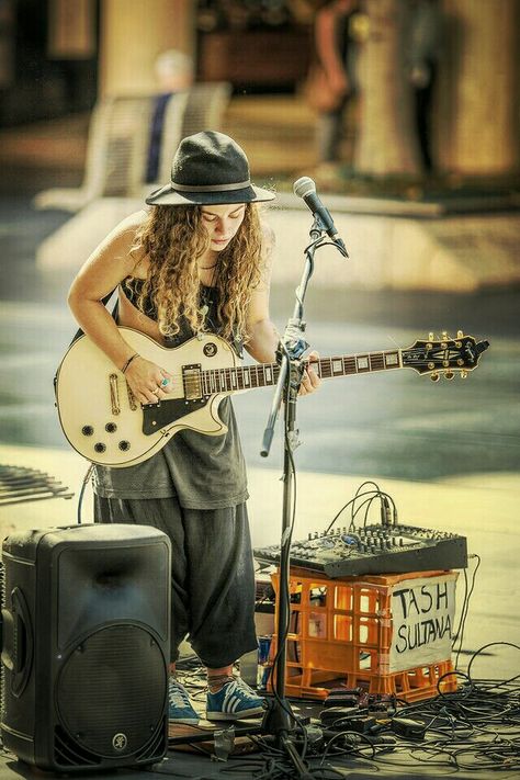 Tash Sultana, Street Musician, Dance Style, Guitar Girl, Female Guitarist, Hot Damn, Wallpaper For Iphone, Montage Photo, Hozier