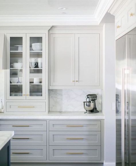 Like: cabinet/drawer from ceiling to countertop, cabinet style (non-glass), bottom drawers Backsplash Kitchen White Cabinets, Classic White Kitchen, Gray And White Kitchen, New Kitchen Cabinets, Grey Kitchen Cabinets, Kitchen Tiles Backsplash, Grey Kitchen, Trendy Kitchen, White Kitchen Cabinets