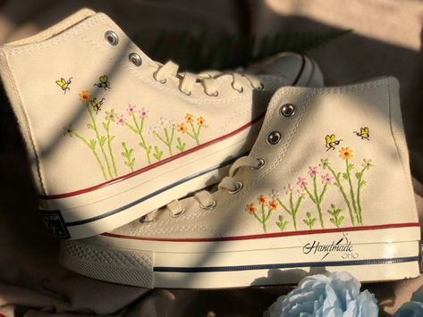 Custom Embroidery Converse shoes Flower Embroidery - Etsy Embroidered Shoes Converse, Embroidery Converse, Converse Wedding, Knitted Shoes, Baskets Converse, Embroidered Converse, Converse Custom, Halloween Shoes, Wedding Converse