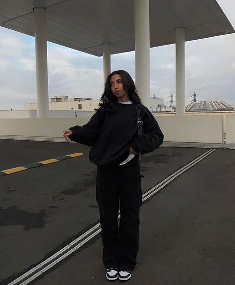 Gas Station Poses, Cargo Pants Outfit Winter, Outfit Ideas Sweater, Cargo Pants Women Outfit, Cargo Outfit, Winter Pants Outfit, Cargo Pants Outfit, Cold Outfits, Black Cargo