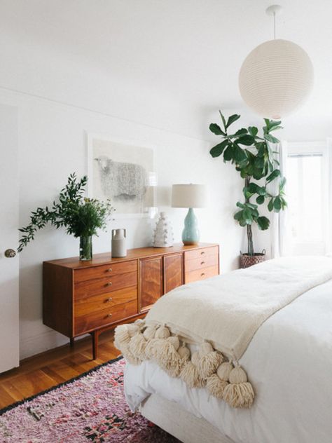 < love that throw > Bohemian Bedrooms, Camera Vintage, Mid Century Modern Bedroom, European Home Decor, Clean Bedroom, Retro Home Decor, Modern Bed, Retro Home, Bed Room