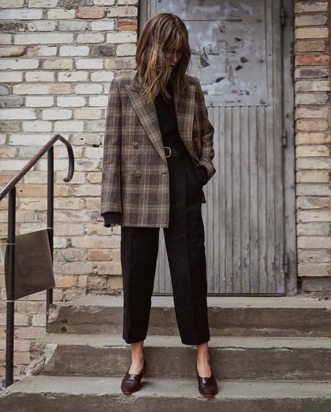 Alt Work Outfits, Brown Plaid Blazer Outfit, Pleated Trousers Outfit, Plaid Trousers Outfit, Brown Plaid Blazer, Plaid Blazer Outfit, Japan Outfits, Trousers Outfit, Trouser Outfit