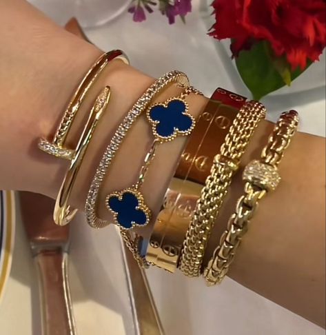 Rich Girl Jewelry Aesthetic, Bracelet Stacks Gold, Luxury Bracelet Stack, Luxury Jewelry Aesthetic, Girly Jewellery, Pretty Stacks, Gold Jwellary, Luxury Gold Jewelry, Xoxo Jewelry