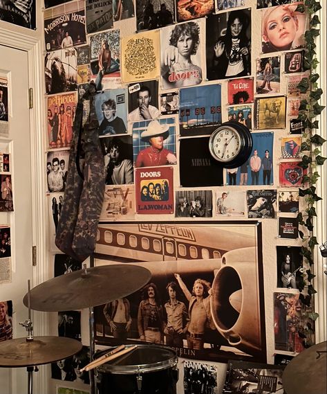 Rocker Room Decor, Punk Rock Bathroom, Rock Themed Room, Rock Bedroom Aesthetic, 80s Bathroom Aesthetic, 80s Rock Room, Rock And Roll Aesthetic Room, Rock Room Aesthetic, 80s Style Bedroom