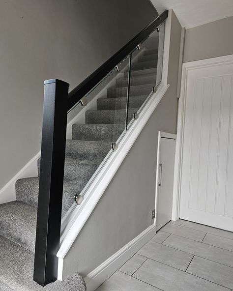 Mix of white and black with glass for a staircase balustrade 👌🏼 #staircasebanisters #glassstaircase #staircaserenovation #staircaseupgrades Glass Bannister, Staircase Balustrade, Hallway Makeover, Painted Staircases, Staircase Railing Design, Glass Staircase, Staircase Railings, Railing Design, Loft Conversion