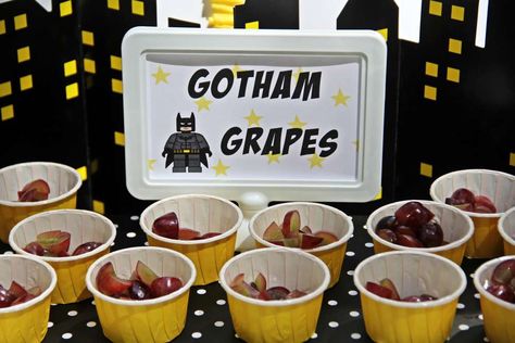 Batman Birthday Food, Batman Party Food Ideas, Batman Party Ideas Decoration, First Birthday Batman Theme, Batman Themed Food, Batman Birthday Party Food, Batman Party Food, Batman Birthday Ideas, Batman Party Foods