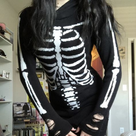 Emo Long Sleeve Halloween Tops, Halloween Long Sleeve Emo Tops, Fall Emo Skull Print Top, Black Emo Halloween Sweater, Black Long Sleeve Emo Sweatshirt, Aesthetic Emo, Emo Scene Outfits, Skeleton Hoodie, Scene Outfits