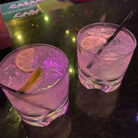 vodka lemonade drinks at bar close up picture Alcoholic Beverages Aesthetic, Aesthetic Vodka, Vodka Soda Aesthetic, Alcohol Drinks Aesthetic, Vodka Aesthetic, Alcohol Aesthetic Drinks, Alcoholic Drinks Aesthetic, Vodka Lemonade Drinks, Nyc Aesthetic Night