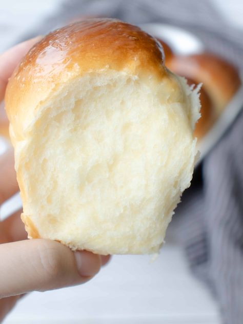 This condensed milk dinner rolls recipe is a simple, frugal recipe for beginner home bakers looking for a light and fluffy dinner bun! Heavenly Rolls, Dinner Rolls Recipes, Milk Dinner Rolls, Cullen Skink Recipe, Milk Rolls, Sweetened Condensed Milk Recipes, Sweet Dinner Rolls, Milk Bun, Homemade Pie Crust Recipe