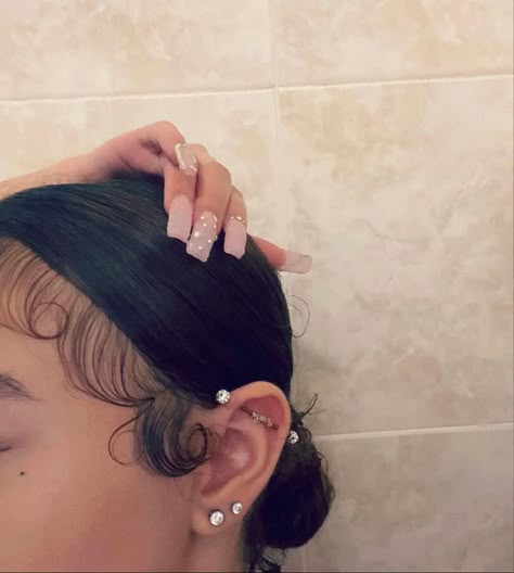 Pretty Piercings, Pretty Ear Piercings, Cool Ear Piercings, Edges Hair, Cute Ear Piercings, Cool Piercings, Piercing Inspo, Piercings Unique, Cute Piercings