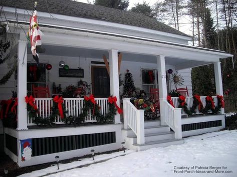 Porch Garland, Porch Outdoor, Outside Christmas Decorations, Railings Outdoor, Christmas Decorating Ideas, Country Christmas Decorations, Light Ideas, Christmas Front Porch, Christmas Porch Decor