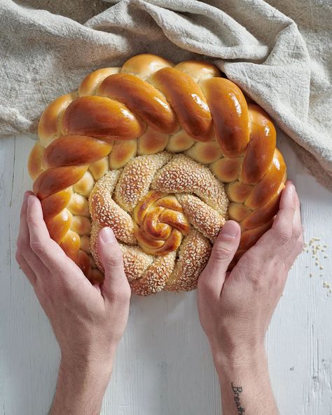 Your first practice for Rosh Hashanah. I promise, you going to enjoy making these beautiful sesame seeds flowery bagel. The bagel made… | Instagram International Breads, German Bread, Braided Bread, Creative Food Art, Rosh Hashanah, Sweet Bread, Challah, Bread Recipes Homemade, I Promise You