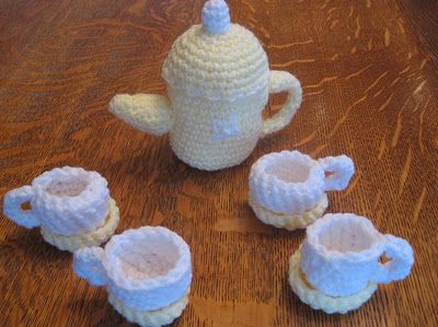 I wish I knew how to crochet.. these are too cute.. and Bali's been wanting some 'tea cups'... maybe someone could make some for her birthday... Bride Crochet, Crochet Tea Cup, Crochet Decrease, Crochet Food, Set Patterns, Cups And Saucers, Crochet For Kids, Crochet Dolls, Yarn Crafts