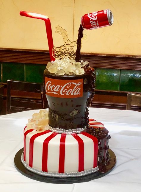 Coke Cake, Torte Creative, Coca Cola Cake, Nursing Cake, Whiskey Cake, Cola Cake, Realistic Cakes, Bottle Cake, Gravity Cake