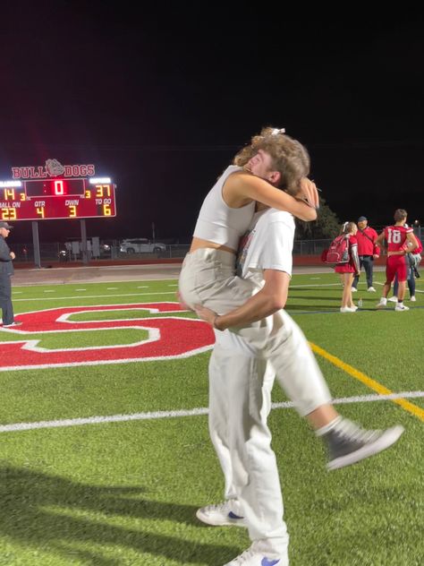 Couple goals, football game, highschool, america, cute couple, relationship goals, hoco inspo Couple Football Pics, Couple Goals School, Relashionship Goals Vision Board, Sports Couples Football, High School Couples Goals, Highschool Romance Aesthetic, School Couple Goals, Band Couple, Cute School Couples