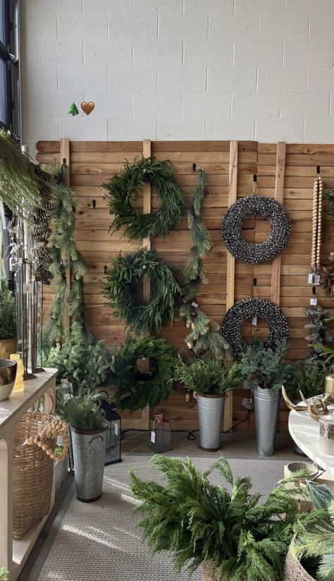 Christmas Wreath Retail Display, Store Displays Christmas, Christmas Wreath Display, Holiday Displays Retail, Flower Shop Christmas Display, Retail Christmas Display Ideas, Christmas Store Displays Retail, Christmas Retail Display, Flower Store Design